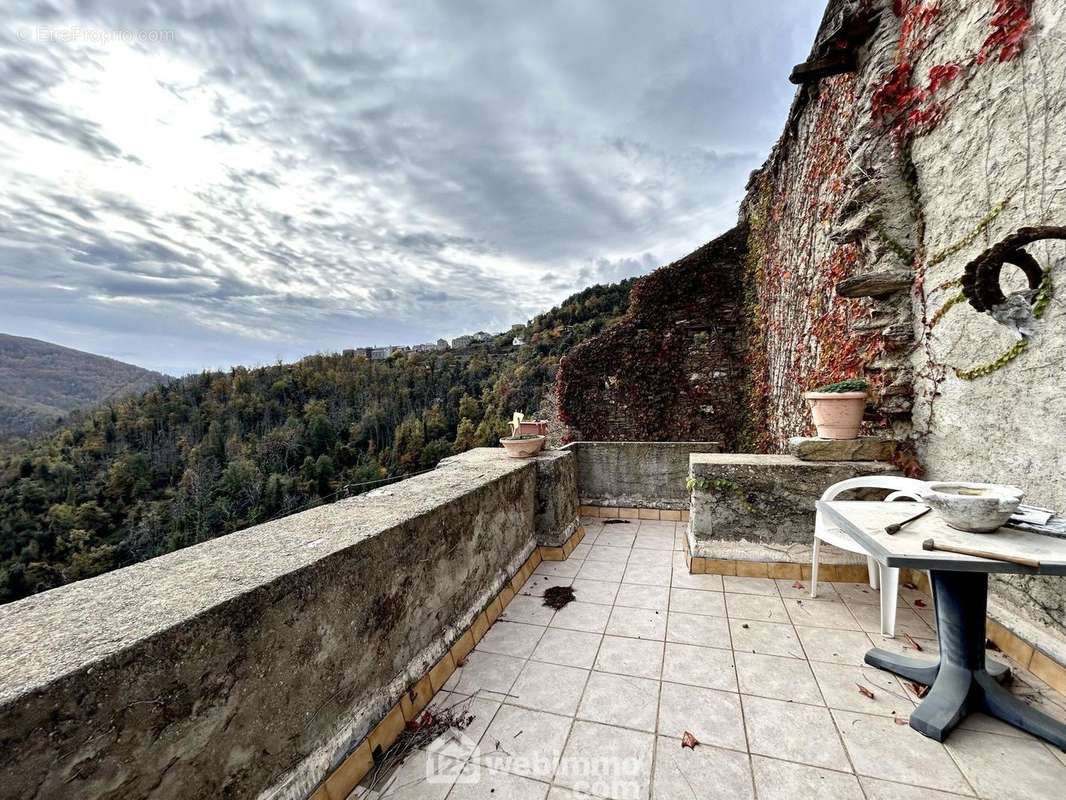 Terrasse avec une vue splendide sur la vallée - Maison à CROCICCHIA