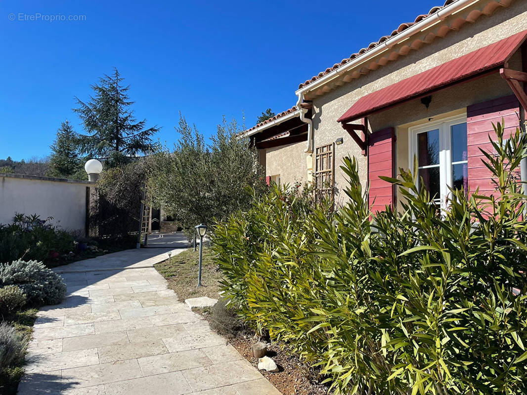 Maison à CHATEAUNEUF-VAL-SAINT-DONAT