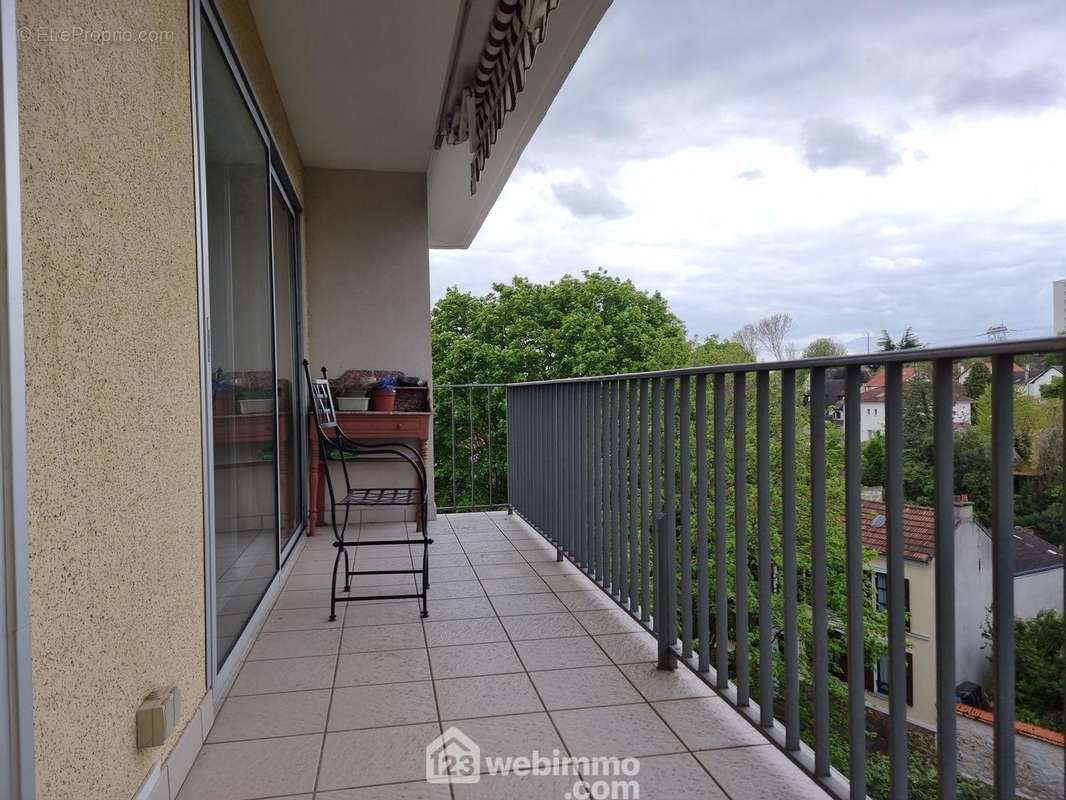 Le balcon de 9 m2 permet de profiter de l&#039;environnement verdoyant et dégagé - Appartement à THIAIS