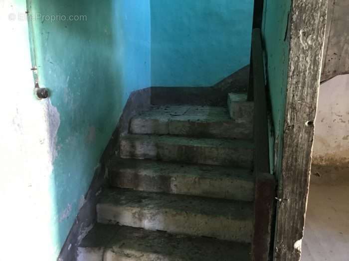 06 Bas escalier (pierre) - Maison à BIRAN