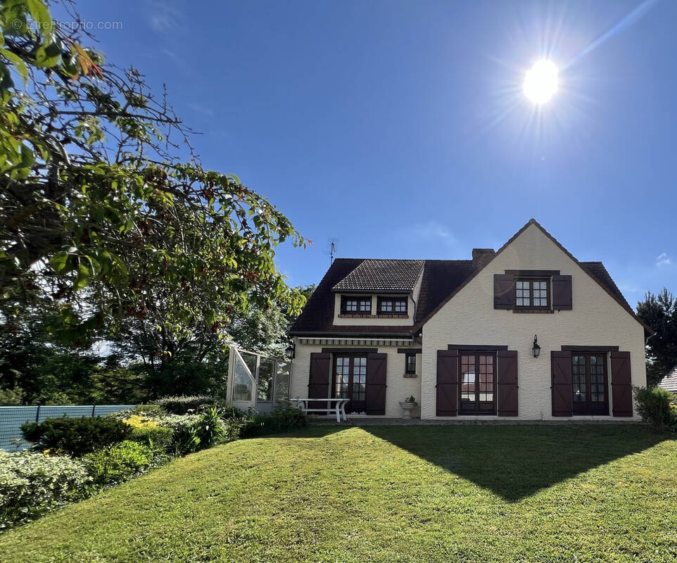 Maison à LA QUEUE-LES-YVELINES