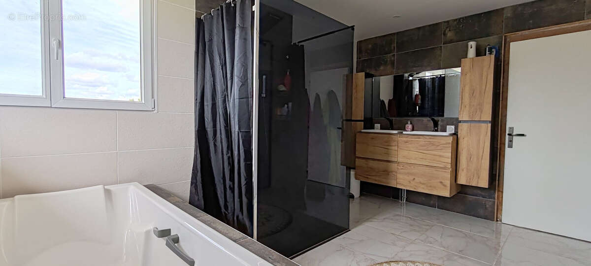 Maison à CHAVAGNES-LES-REDOUX