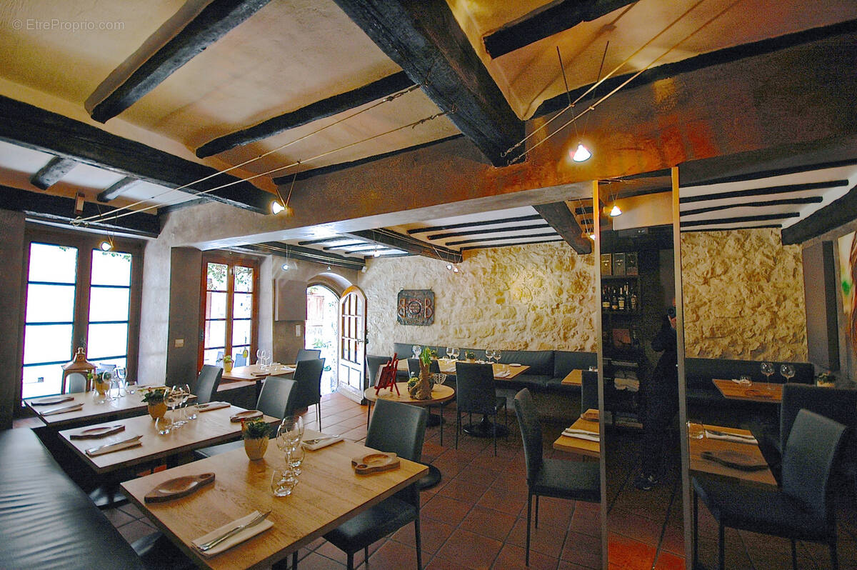 Commerce à TOURRETTES-SUR-LOUP