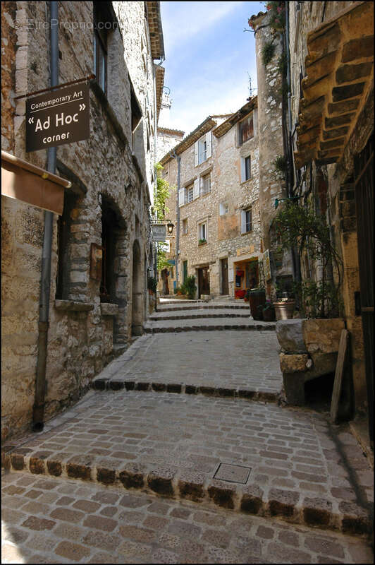 Commerce à TOURRETTES-SUR-LOUP