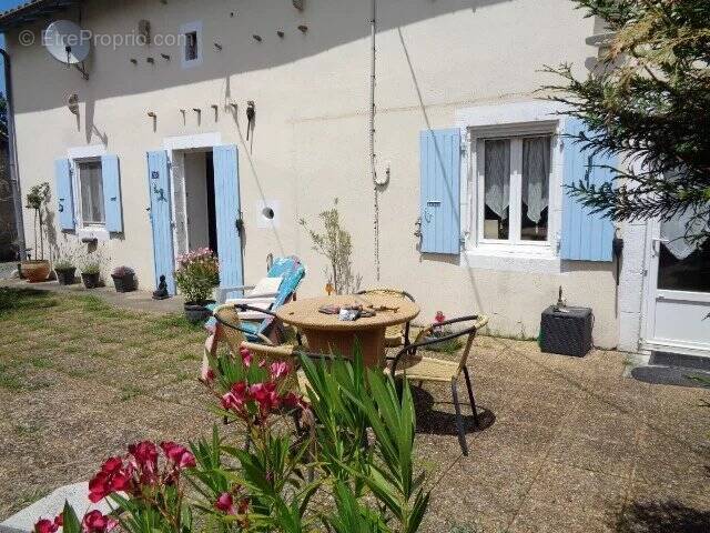 Maison à CHEF-BOUTONNE