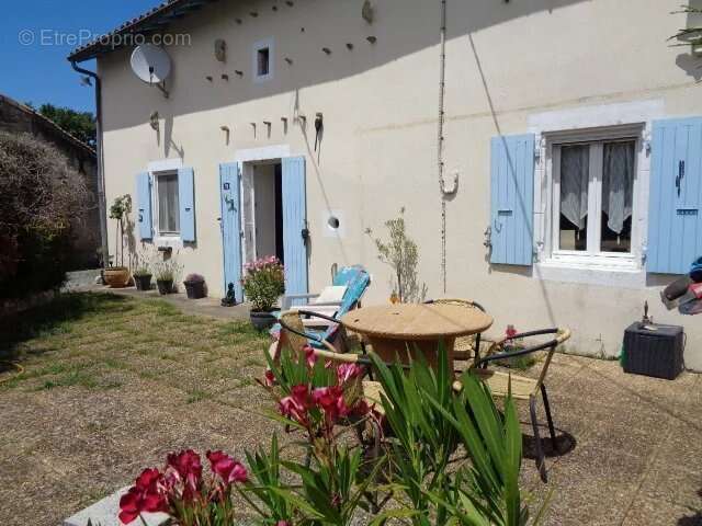 Maison à CHEF-BOUTONNE