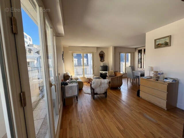 Appartement à PARIS-17E