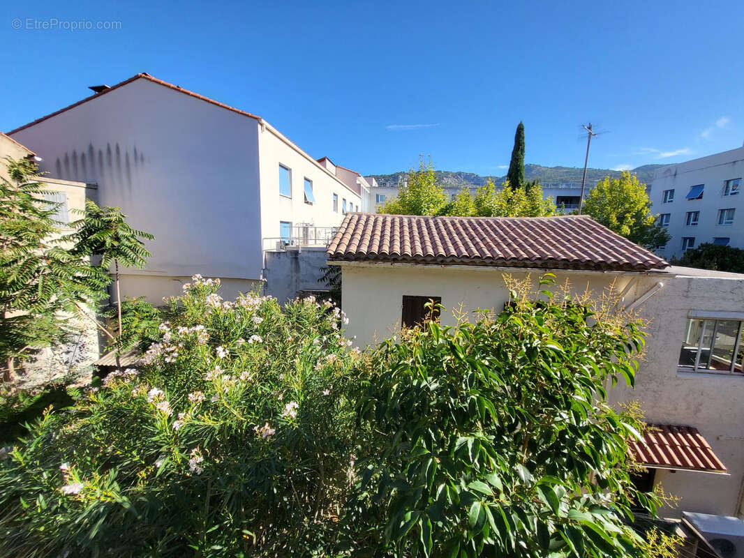 Appartement à LE REVEST-LES-EAUX