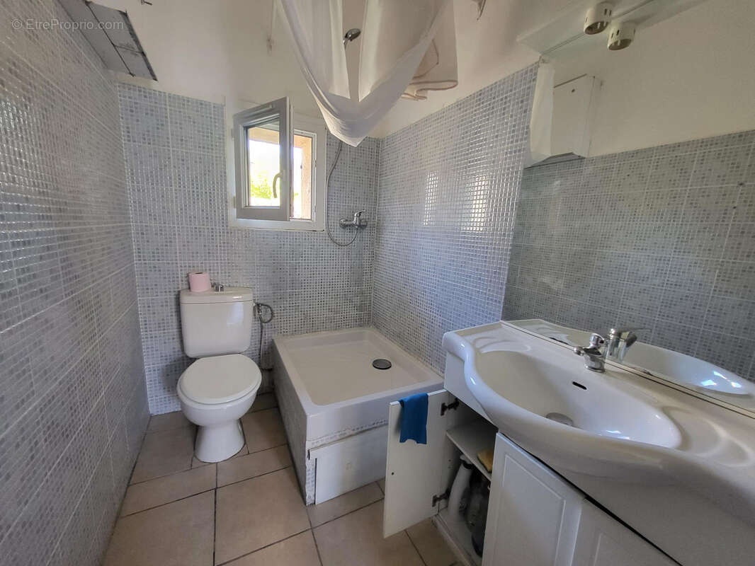 Appartement à LE REVEST-LES-EAUX