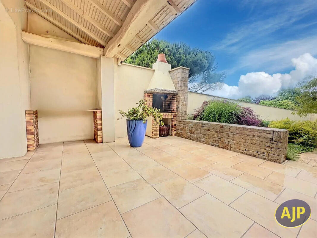 Maison à SAINT-MACAIRE-EN-MAUGES