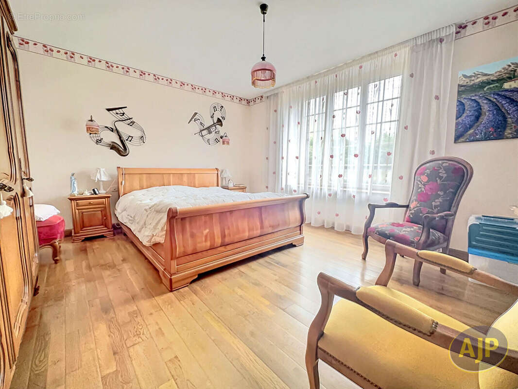 Maison à SAINT-MACAIRE-EN-MAUGES