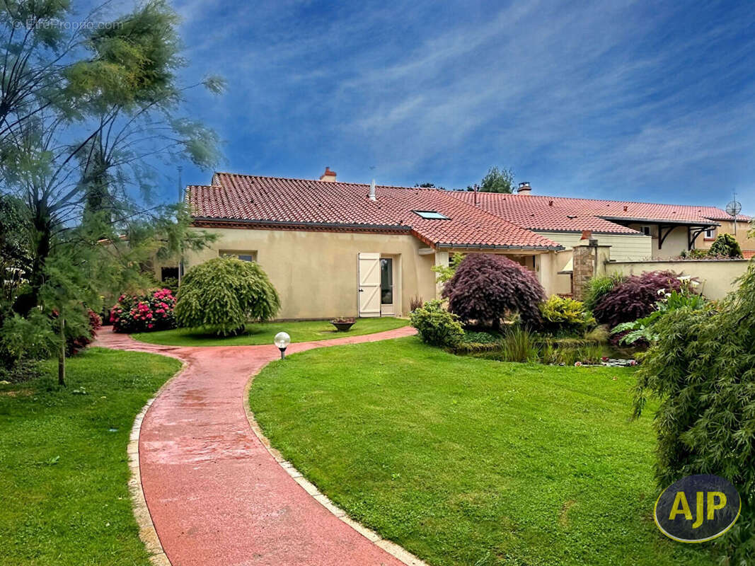 Maison à SAINT-MACAIRE-EN-MAUGES