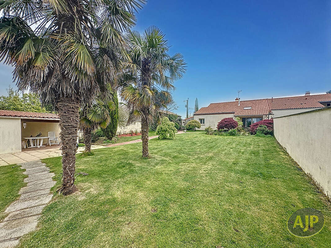 Maison à SAINT-MACAIRE-EN-MAUGES