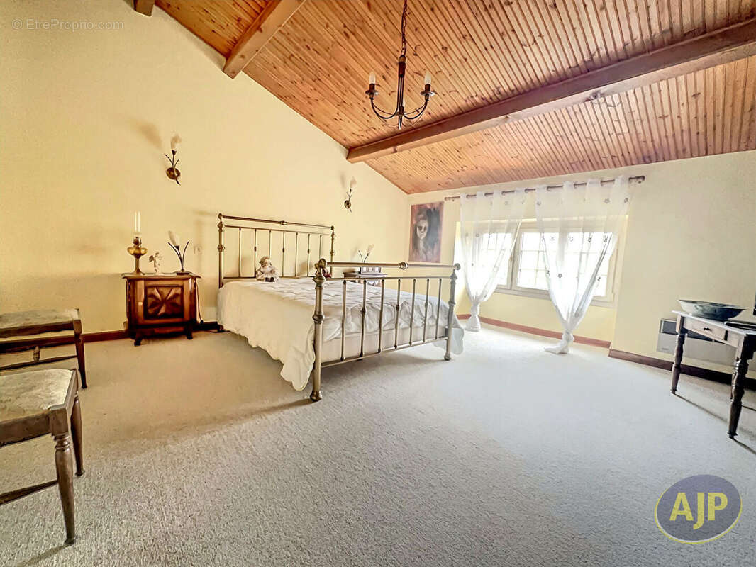 Maison à SAINT-MACAIRE-EN-MAUGES