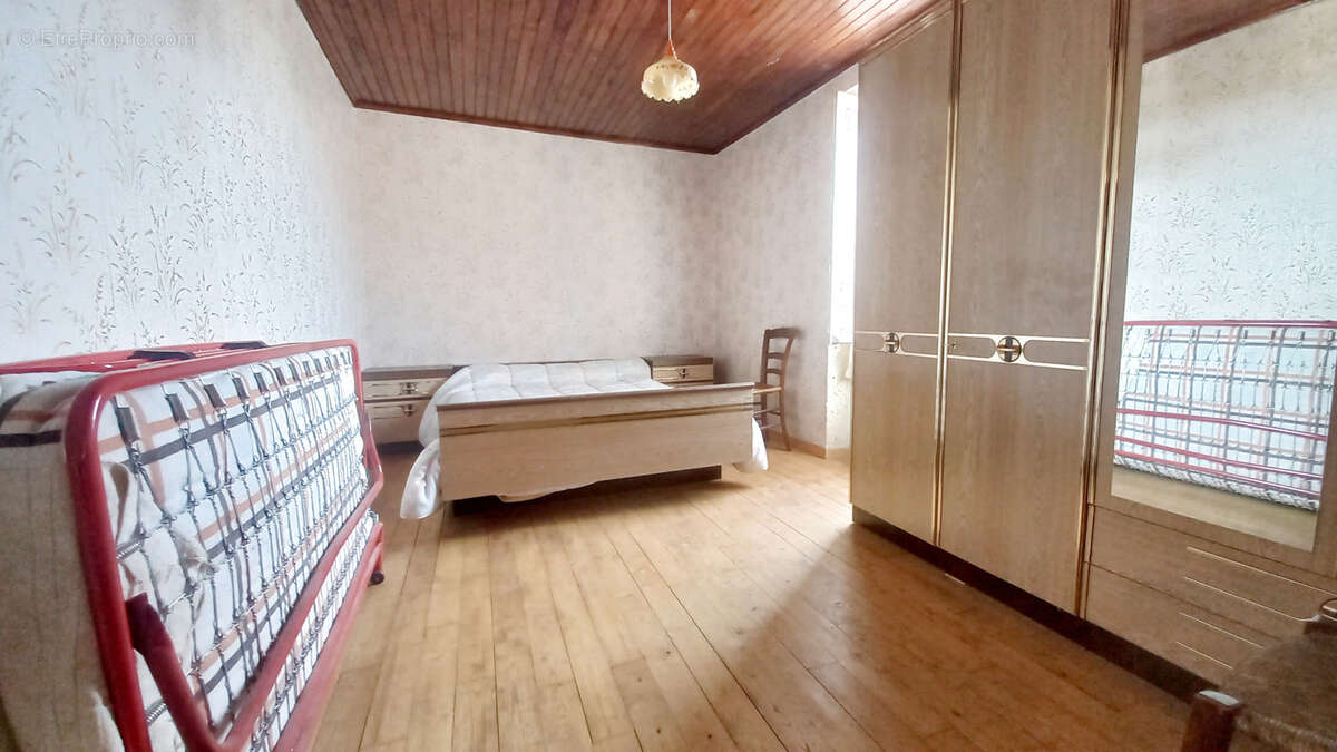 Maison à SALLES-CURAN