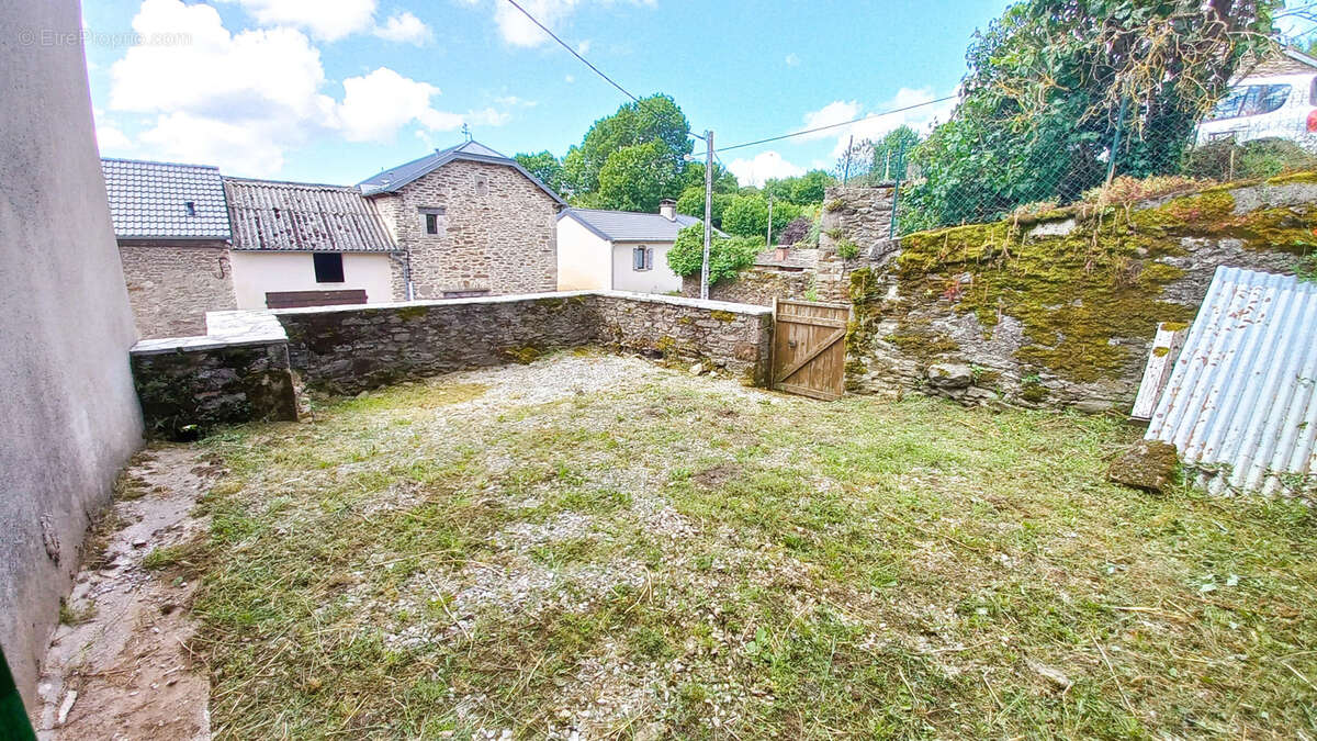 Maison à SALLES-CURAN