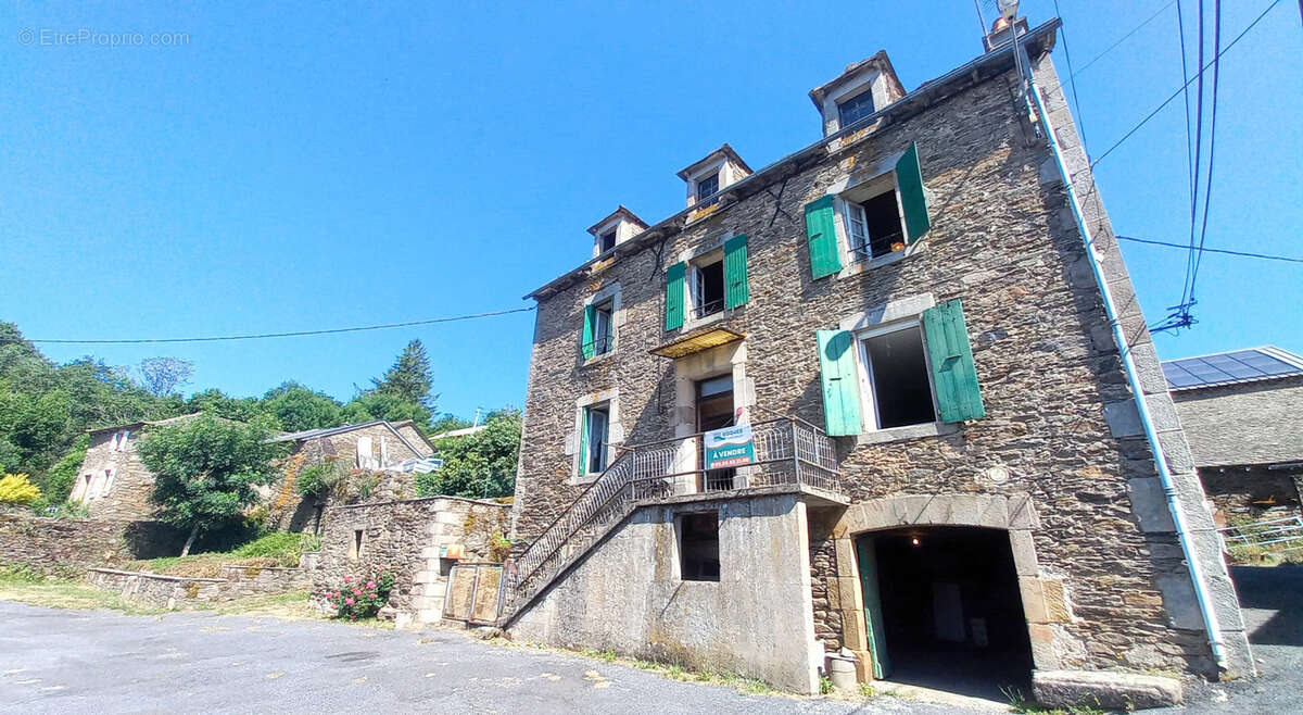 Maison à SALLES-CURAN