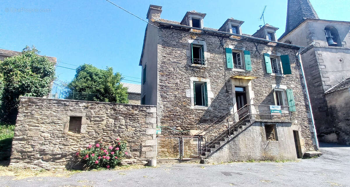 Maison à SALLES-CURAN