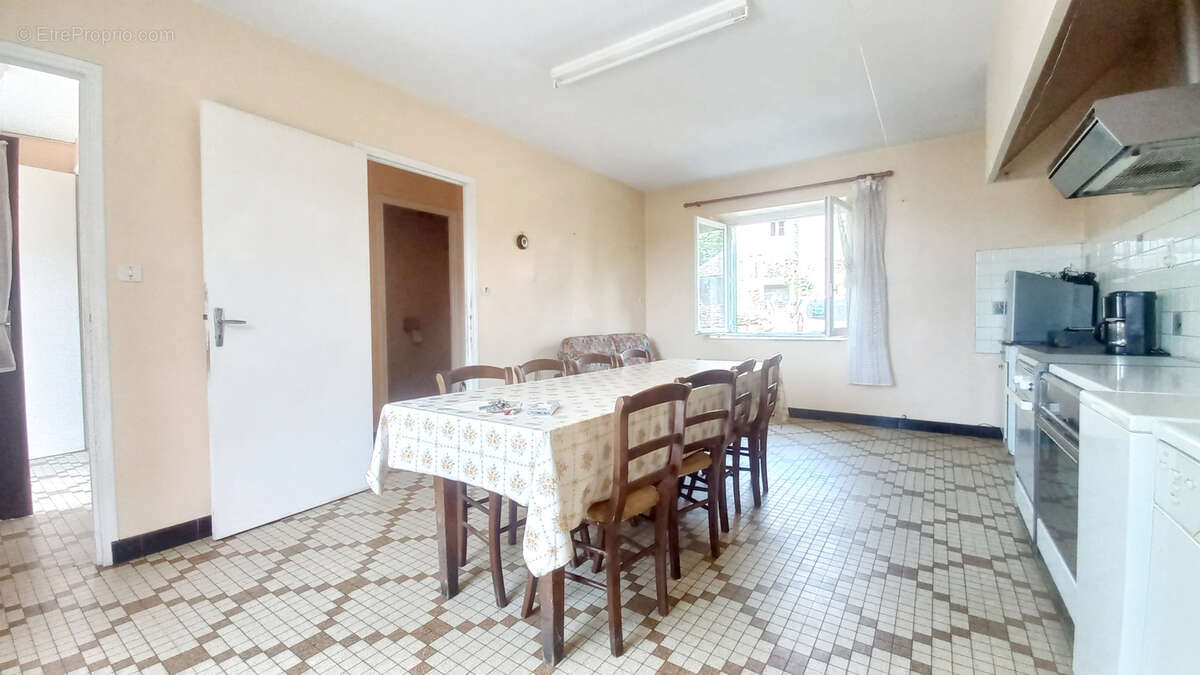 Maison à SALLES-CURAN