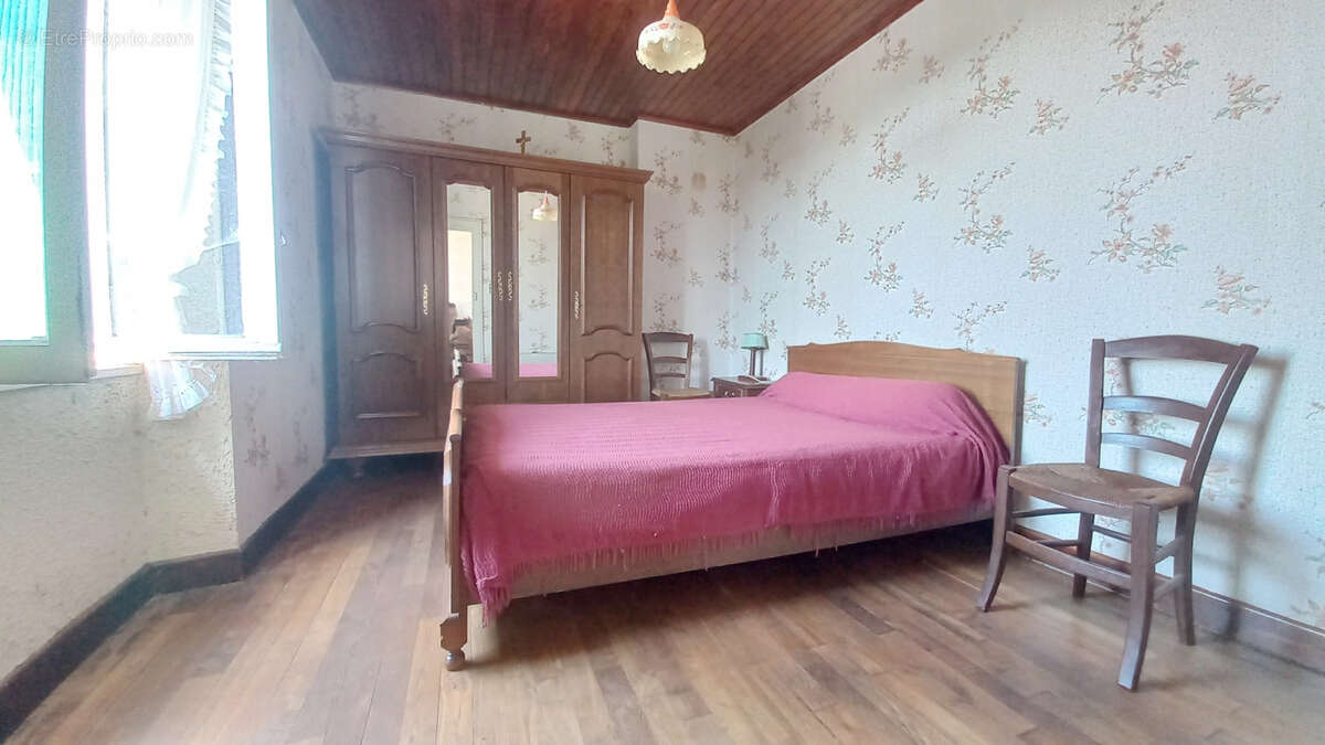 Maison à SALLES-CURAN