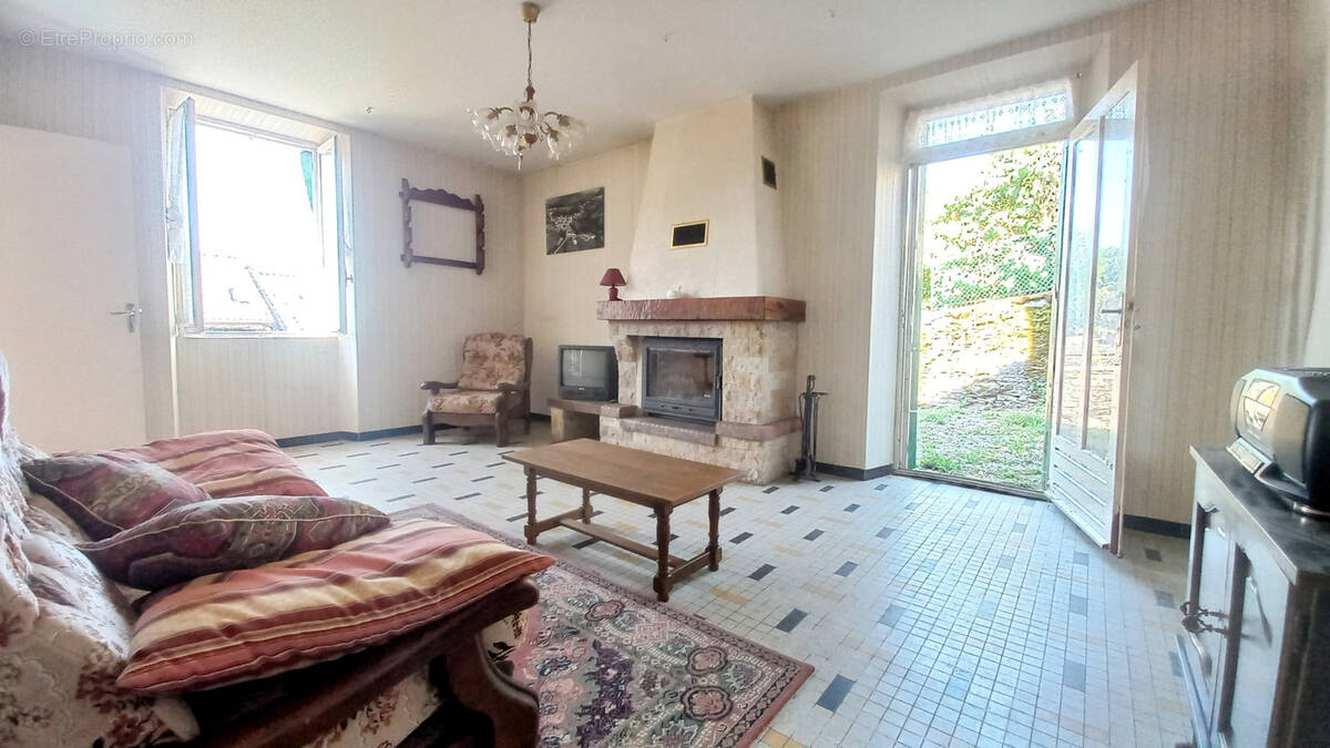 Maison à SALLES-CURAN