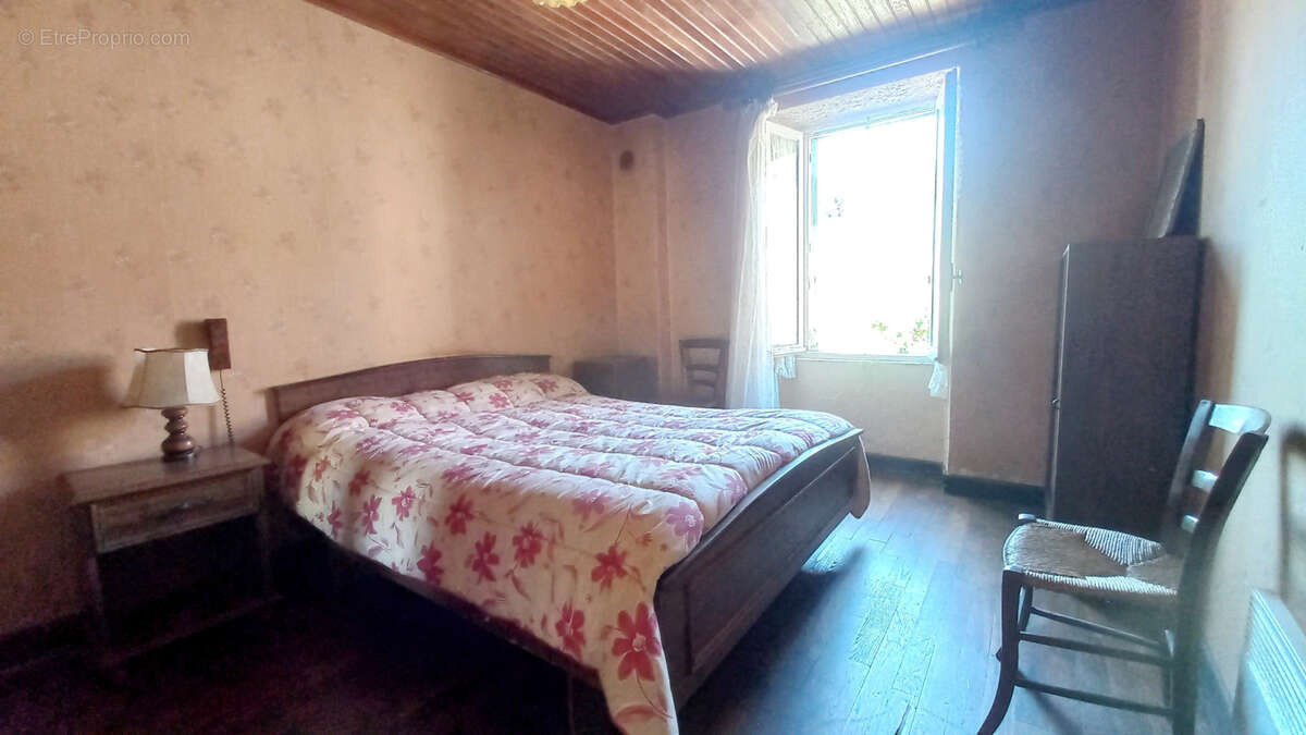 Maison à SALLES-CURAN