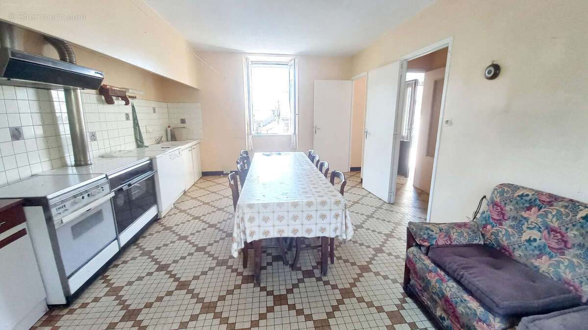 Maison à SALLES-CURAN