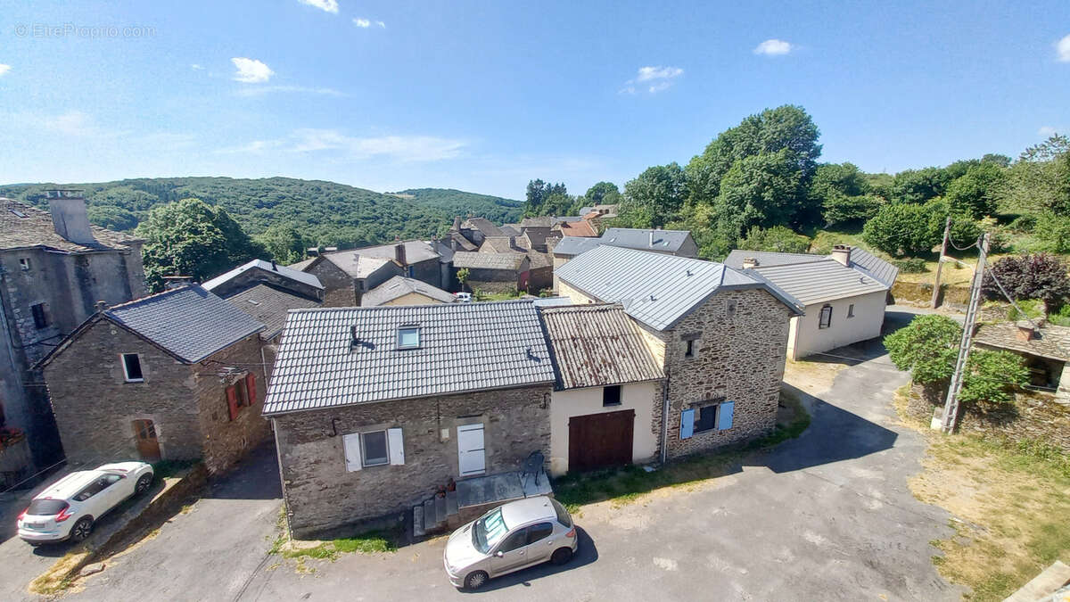 Maison à SALLES-CURAN