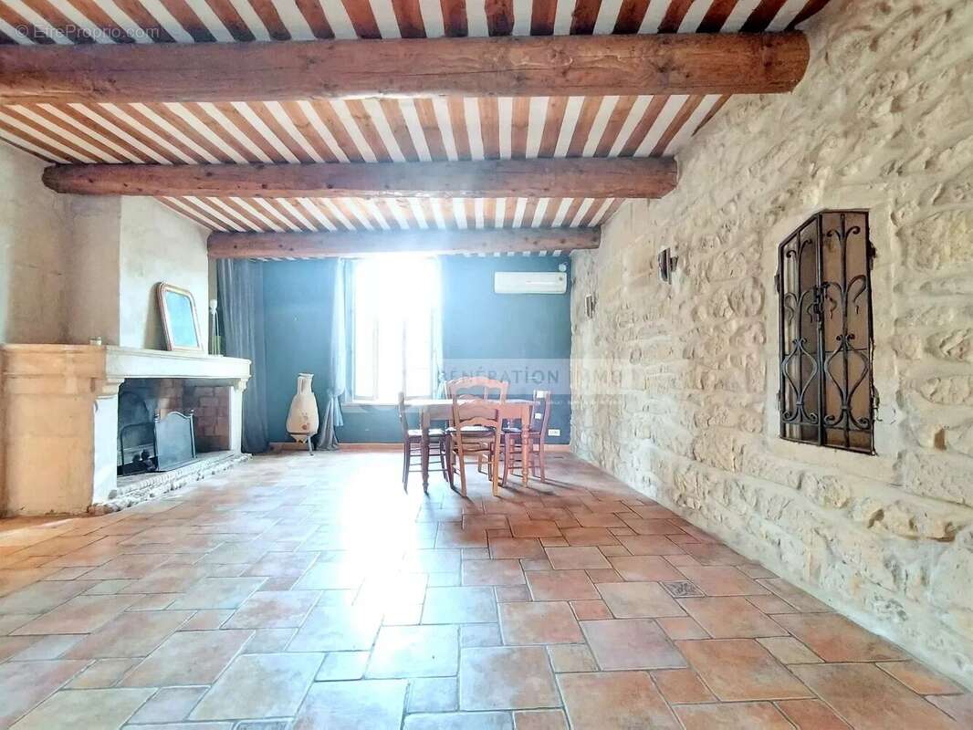 Maison à FONTVIEILLE