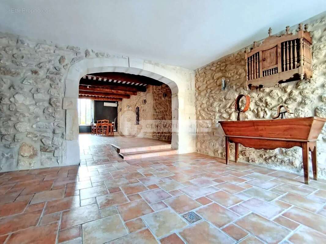 Maison à FONTVIEILLE