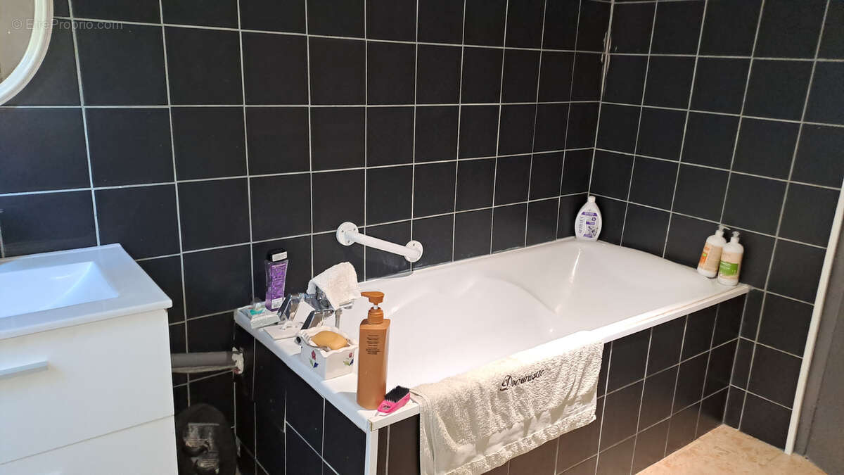 Maison à LAROCHE-SAINT-CYDROINE