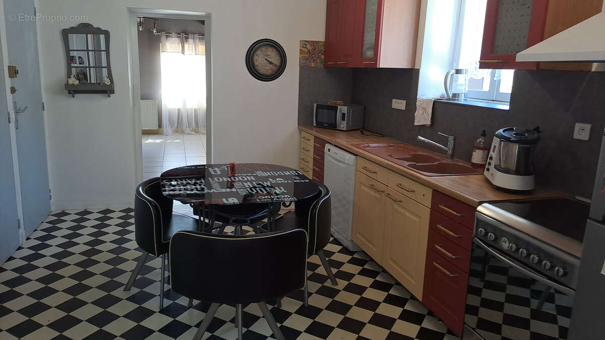 Maison à LAROCHE-SAINT-CYDROINE