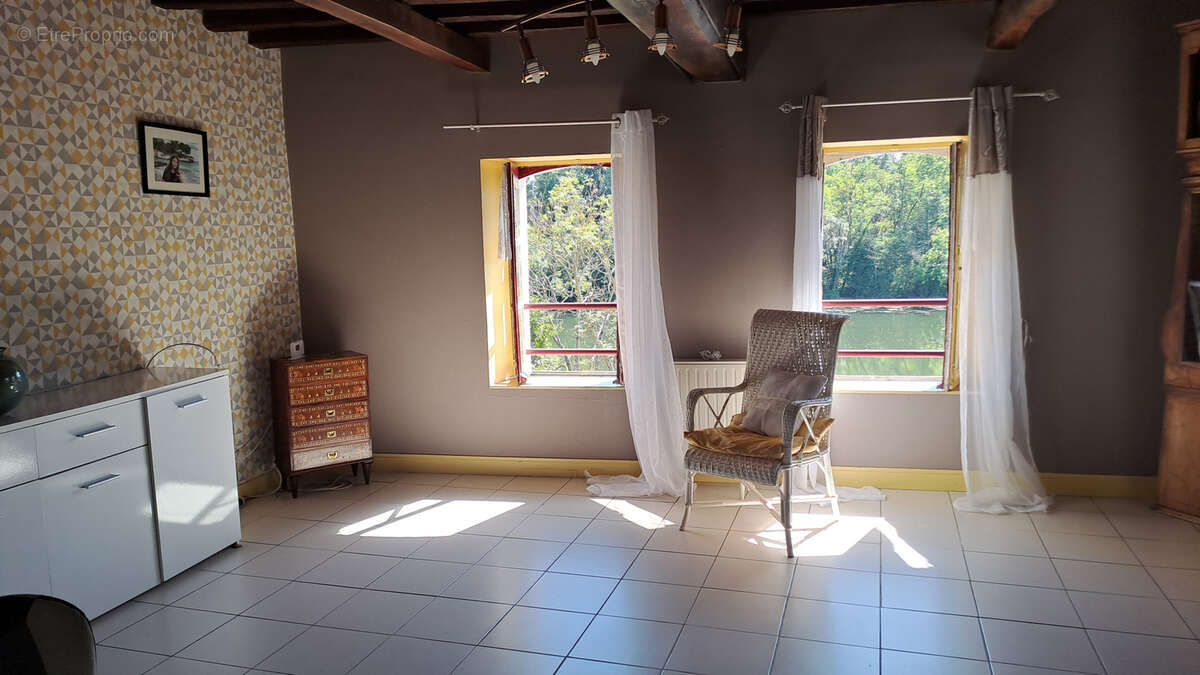 Maison à LAROCHE-SAINT-CYDROINE