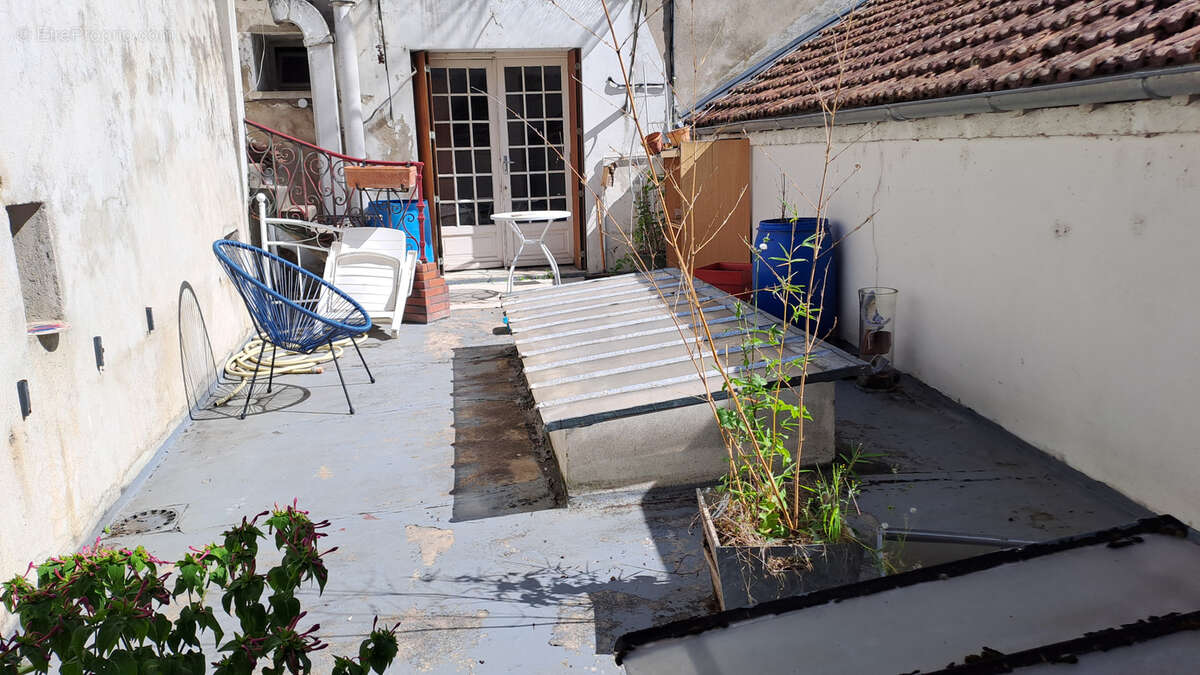 Maison à LAROCHE-SAINT-CYDROINE