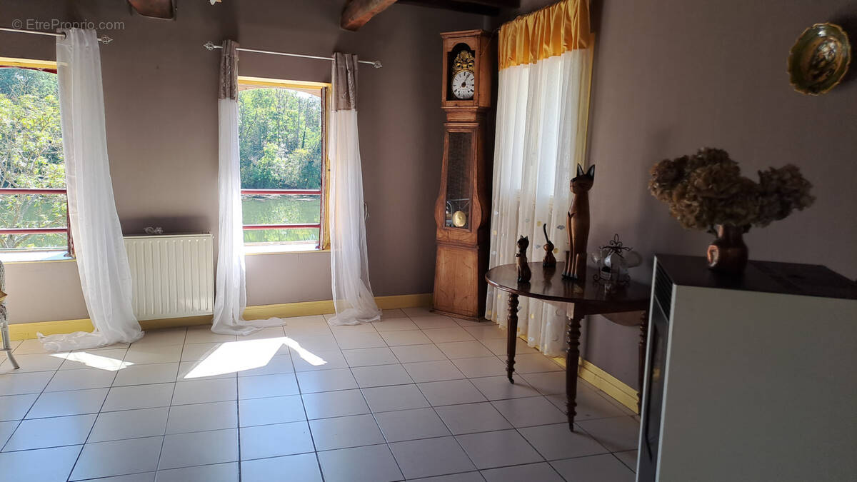 Maison à LAROCHE-SAINT-CYDROINE