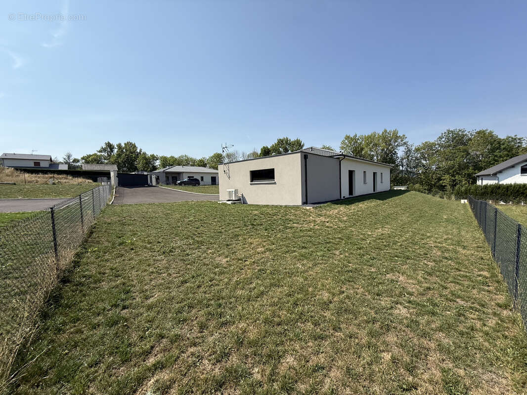 Maison à SAINT-JULIEN-CHAPTEUIL