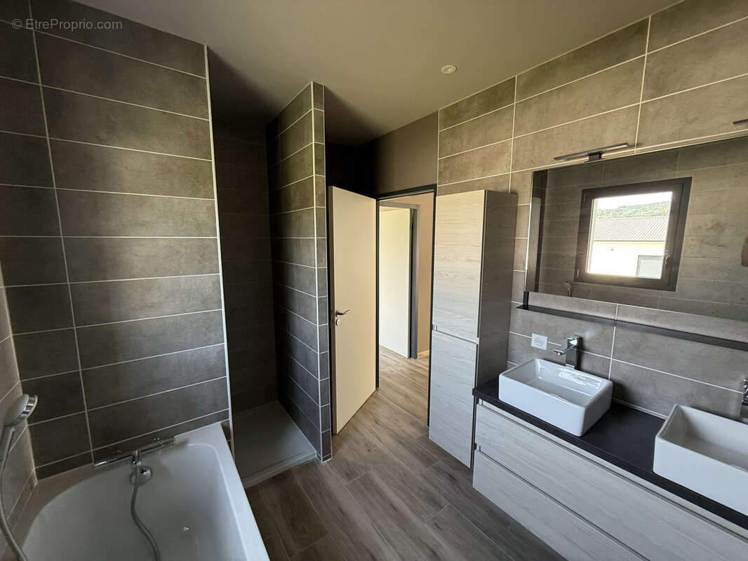 Maison à SAINT-JULIEN-CHAPTEUIL