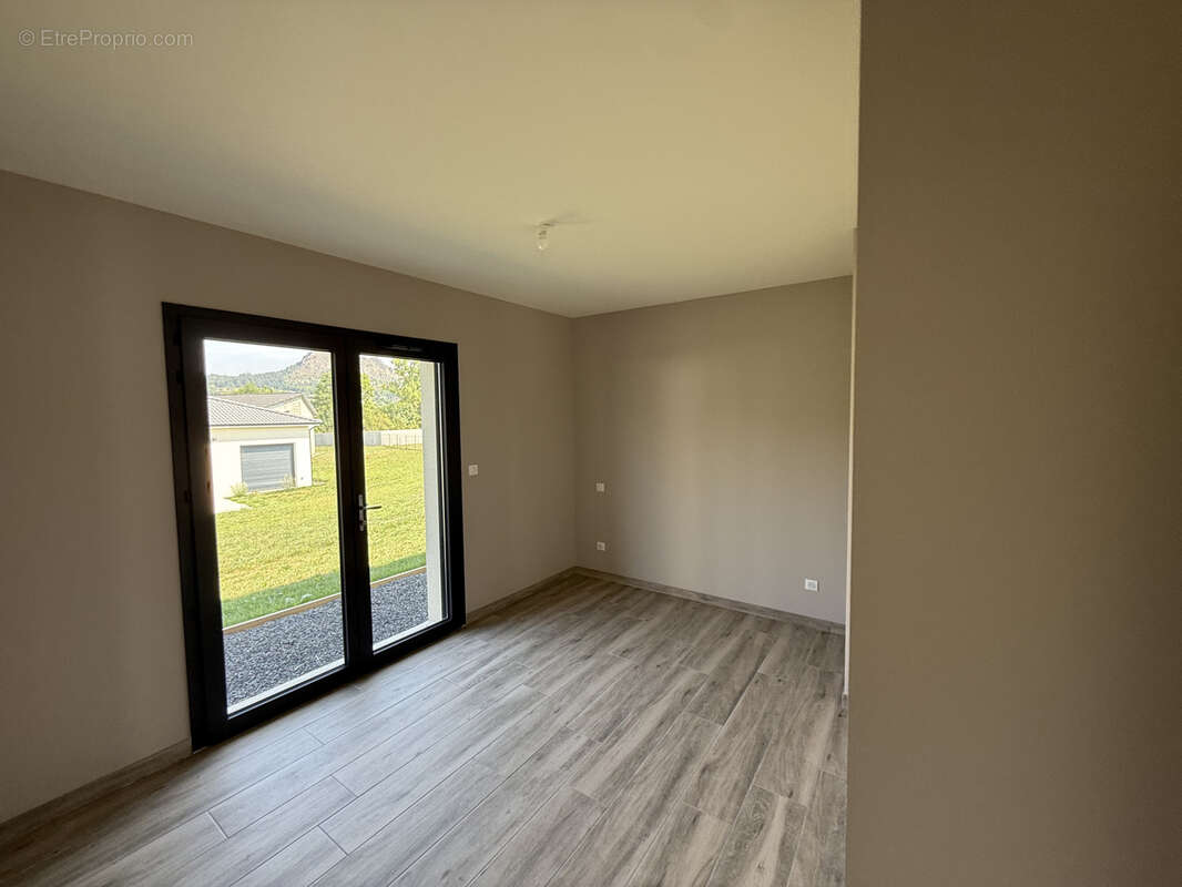 Maison à SAINT-JULIEN-CHAPTEUIL