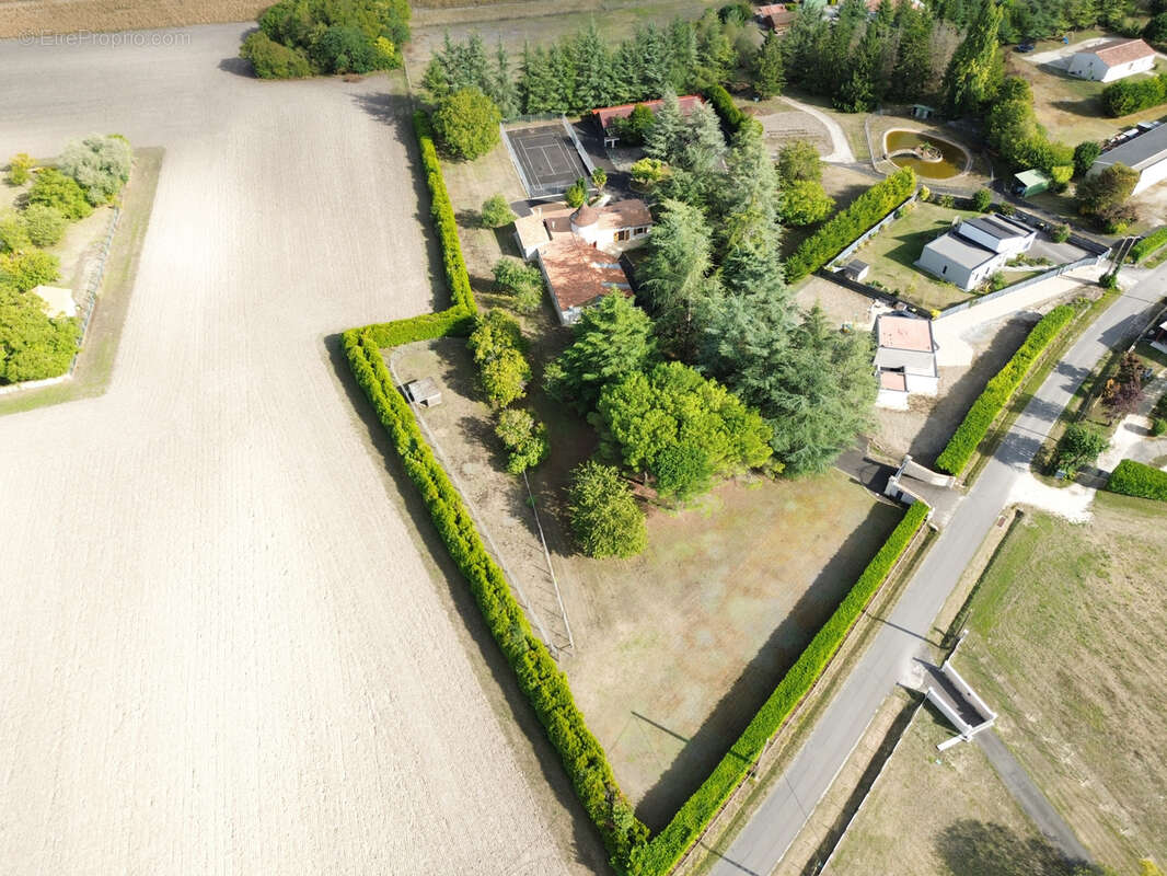 Maison à BARBEZIEUX-SAINT-HILAIRE