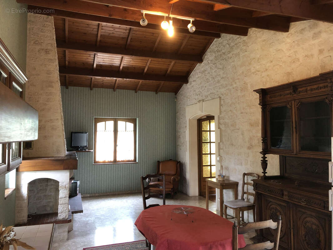 Maison à BARBEZIEUX-SAINT-HILAIRE