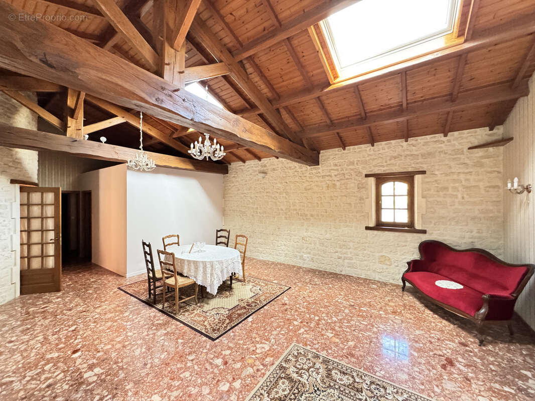 Maison à BARBEZIEUX-SAINT-HILAIRE