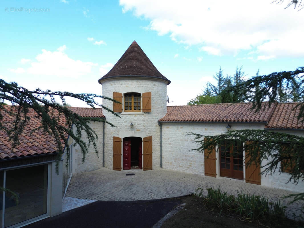 Maison à BARBEZIEUX-SAINT-HILAIRE