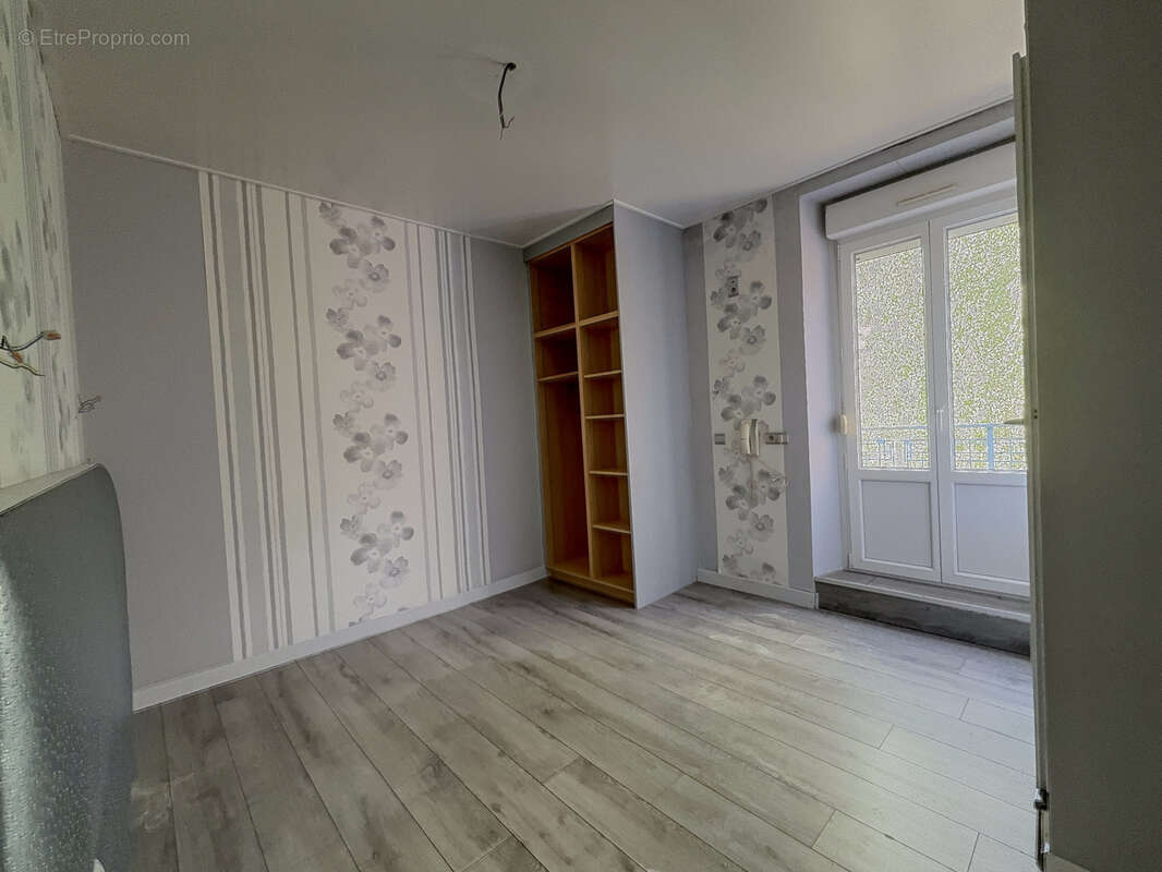 Commerce à PONT-DE-ROIDE