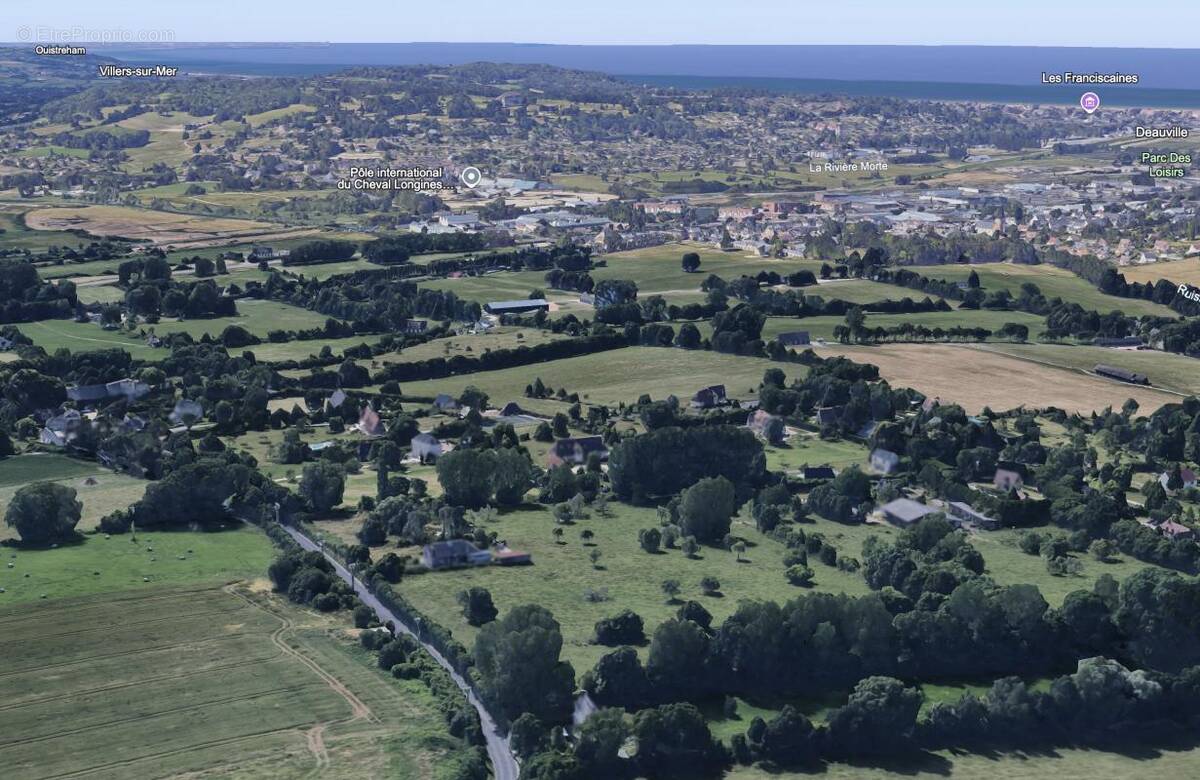Terrain à BONNEVILLE-SUR-TOUQUES