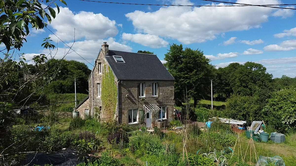 Maison à SAINT-MICHEL-DE-MONTJOIE