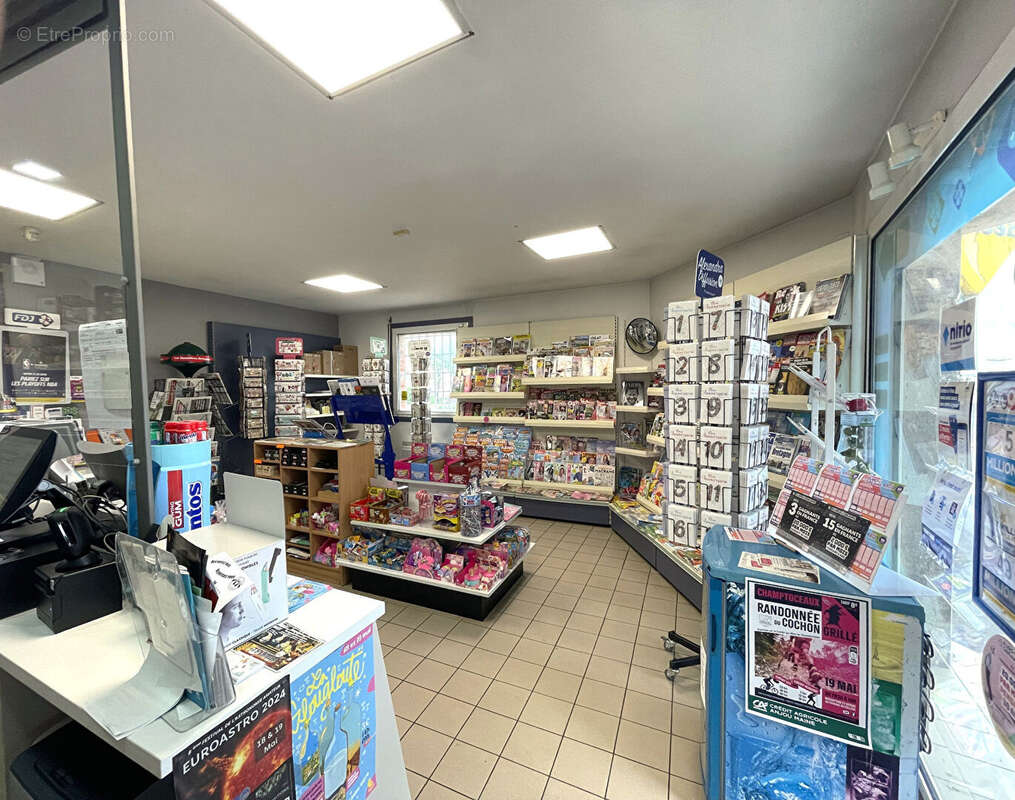 Commerce à LA VARENNE