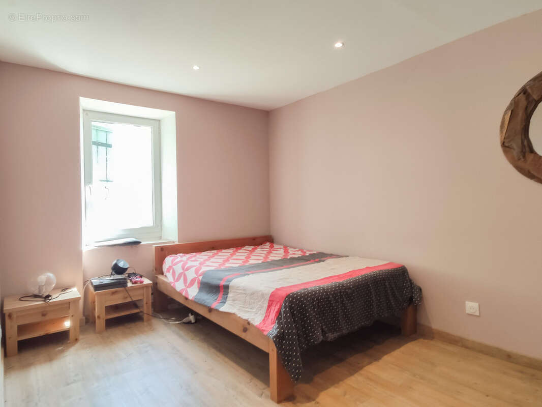 Maison à SAINT-ETIENNE-DE-SERRE