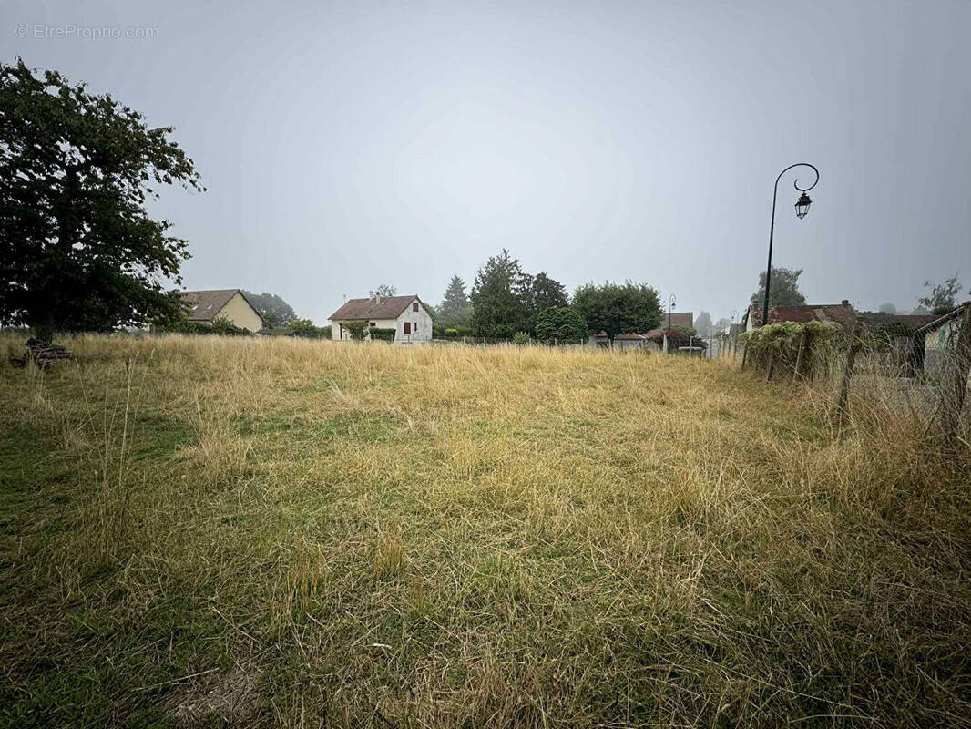 Terrain à MEZIERES-EN-VEXIN
