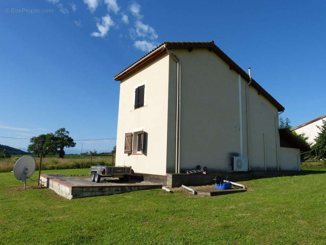 F rear - Maison à VILLEMBITS