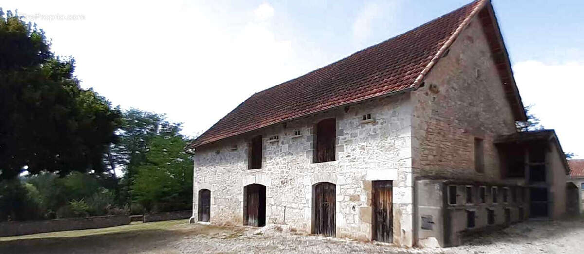 Maison à LES QUATRE-ROUTES-DU-LOT